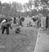 Folkskolans tävlingar, 1944.
Förberedelser inför längdhoppningstävling.