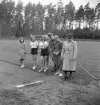 Folkskolans tävlingar, 1944.
Längdhoppningstävling för flickor (?).
Måtttagning.