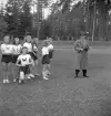 Folkskolans tävlingar, 1944.
Några av de tävlande i väntan. Till höger syns en av ledarna.