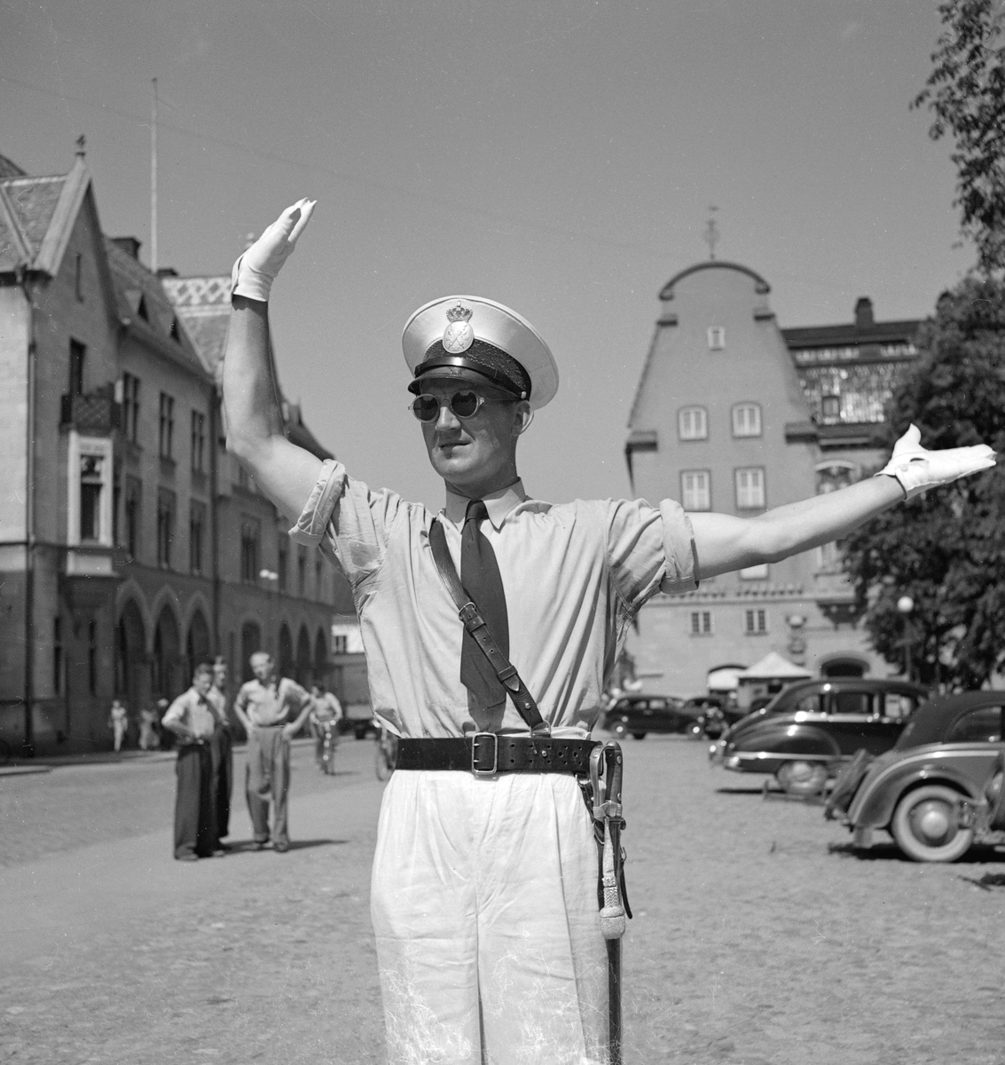 En polis vars vilja man säkrast följde. Trafikdirigering i korsningen av Storgatan-Sankt Larsgatan i Linköping. 1947.
