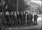 En grupp manliga studenter i skogen tidigt 1900-tal.