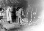 Arbete vid ugnen hos Gefle porslinsfabrik (1915-1925).
