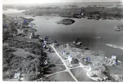 Melandsjø med Hitra kirke, Hopsjøen og Dolm i bakgrunnen