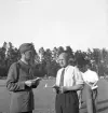 Idrottstävlingar på Värendsvallen, 1944.
En del förberedande diskussioner mellan några funktionärer.