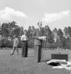 Idrottstävlingar på Värendsvallen, 1944.
En man i kostym välkomsttalar på gräsplanen.