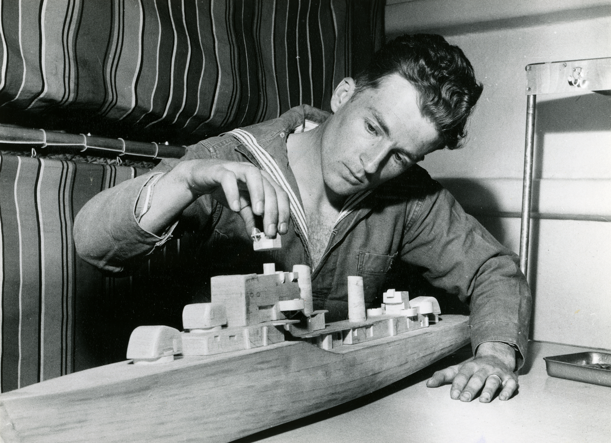 Hobbyverksamhet (skeppsbygge) ombord på jagaren Halland, 30/3 1953.