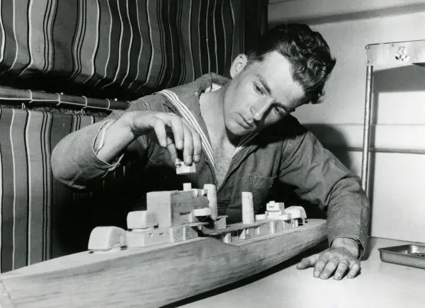 Hobbyverksamhet (skeppsbygge) ombord på jagaren Halland, 30/