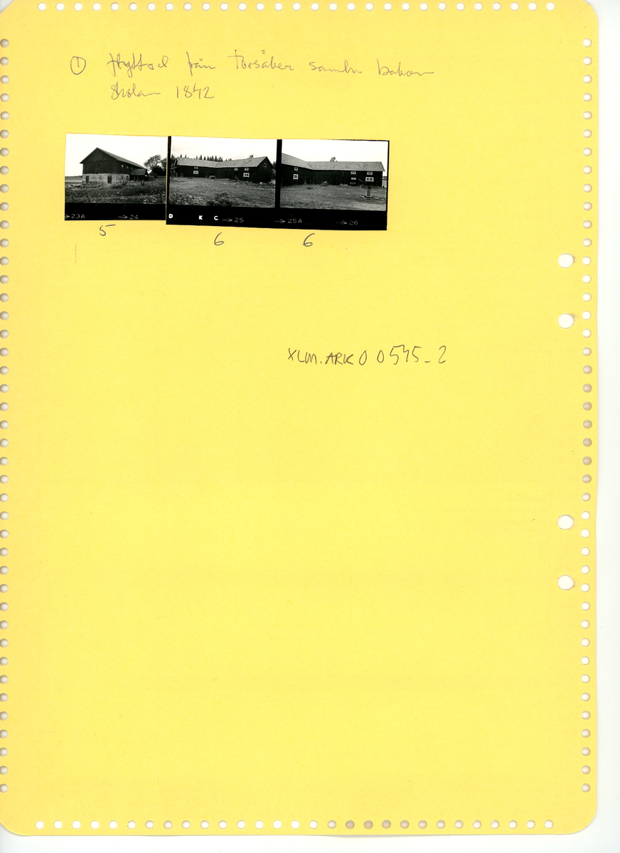Bebyggelseinventering originalblankett. Gult hårt papper, A4-format, med perforerade kanter. Innehåller uppgifter om aktuell fastighet. Både i handskriven text och små svartvita foton. Uppskissad situationsplan.
