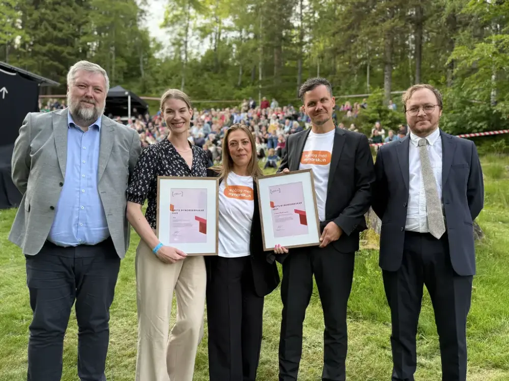 Bilde av vinnarane av prisen Årest nynorskbrukar 2025 saman med direktør i Nynorsk kultursentrum Olav Øyehaug Opsvik og styremedlem Vidar Lund.