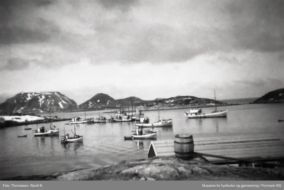 Gjesvær. Oversiktsbilde med mange fiskebåter i sjøen. Den er tatt under vårfisket i 1952.