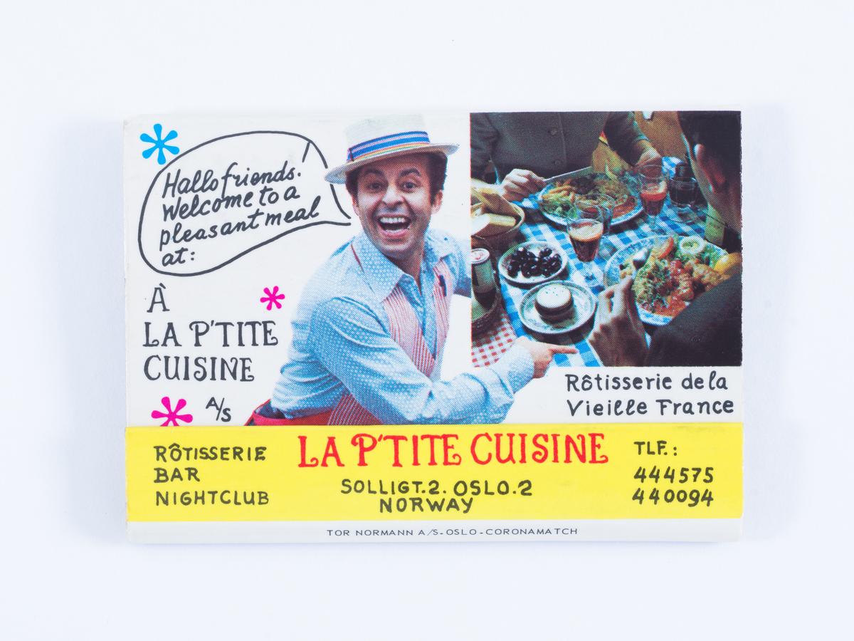 Reklamemateriell for restauranten La P'tite Cuisine i form av en liten fyrstikkmappe. Det er fremdeles 13 fyrstikker igjen i mappen.
