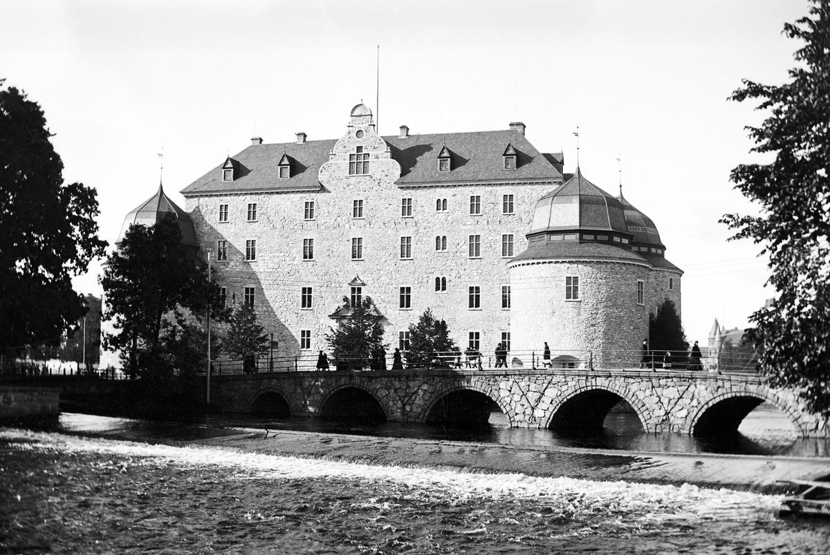 Den mäktiga Vasaborgen i Örebro. Anläggningens ursprung söker sig emellertid till mitten av 1300-talet men fick sitt rådande uttryck under hertig Karls tid som förvaltare av Närke. Foto omkring förra sekelskiftet.