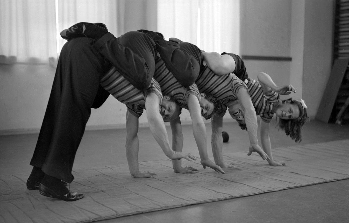 Linköpingsbaserade akrobatikgruppen Manner & Co i övningar. Foto daterat 1945.