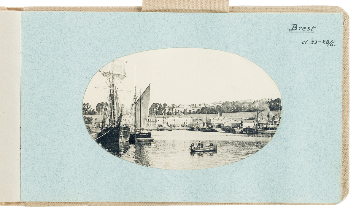 Denna urklipp ur en fotografi visar hamnen i Brest. Till vänster sidan syns två segelfartyg, i mitten en liten roddbåt och i bakgrunden stadsbebyggelsen.