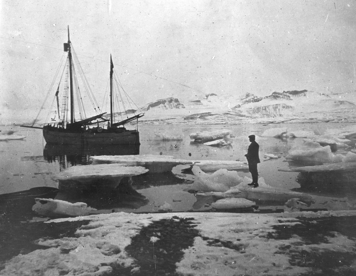 Green Harbour Finneset Grønfjorden Seilskute Seilskip Tekst med bildet: Green Harbour 1912. Onsø 1912. Onsø i isen.  