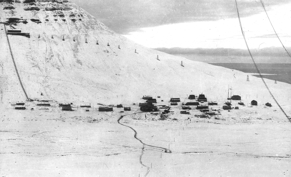 Platåberget (480 moh) Gruve 1a Amerikanergruva Tekst med bildet: Longyearbyen 1920. 1920. Byen i sne. 