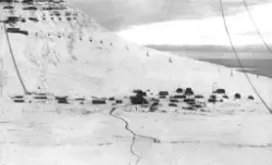 Platåberget (480 moh) Gruve 1a Amerikanergruva Tekst med bildet: Longyearbyen 1920. 1920. Byen i sne.