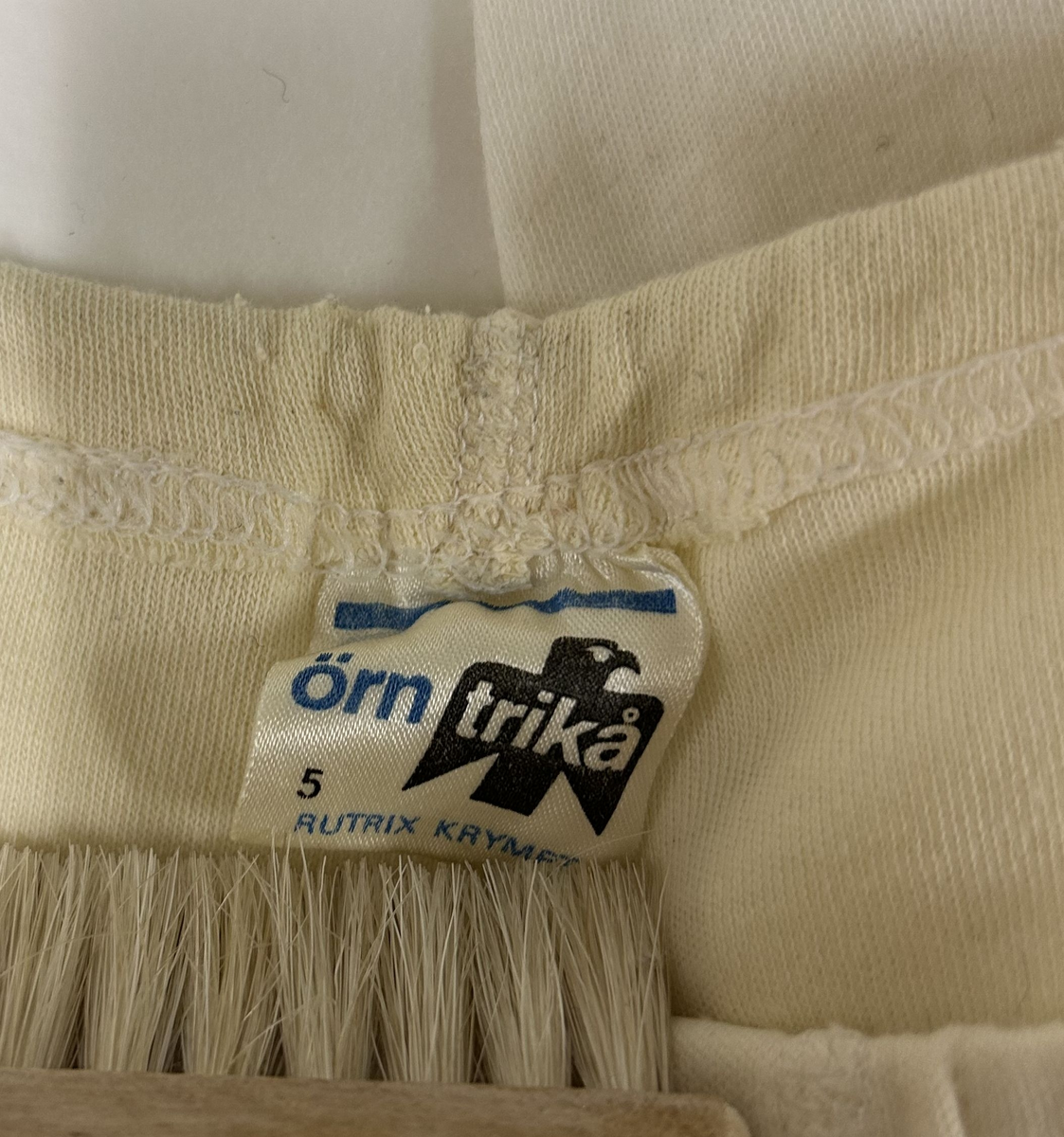 Långkalsong i vit trikå. Omlottsöppning för gylf. Förstärkt fram och bakdelen. Ribbstickade muddar. Bred resår i midjan. Storlek 5.