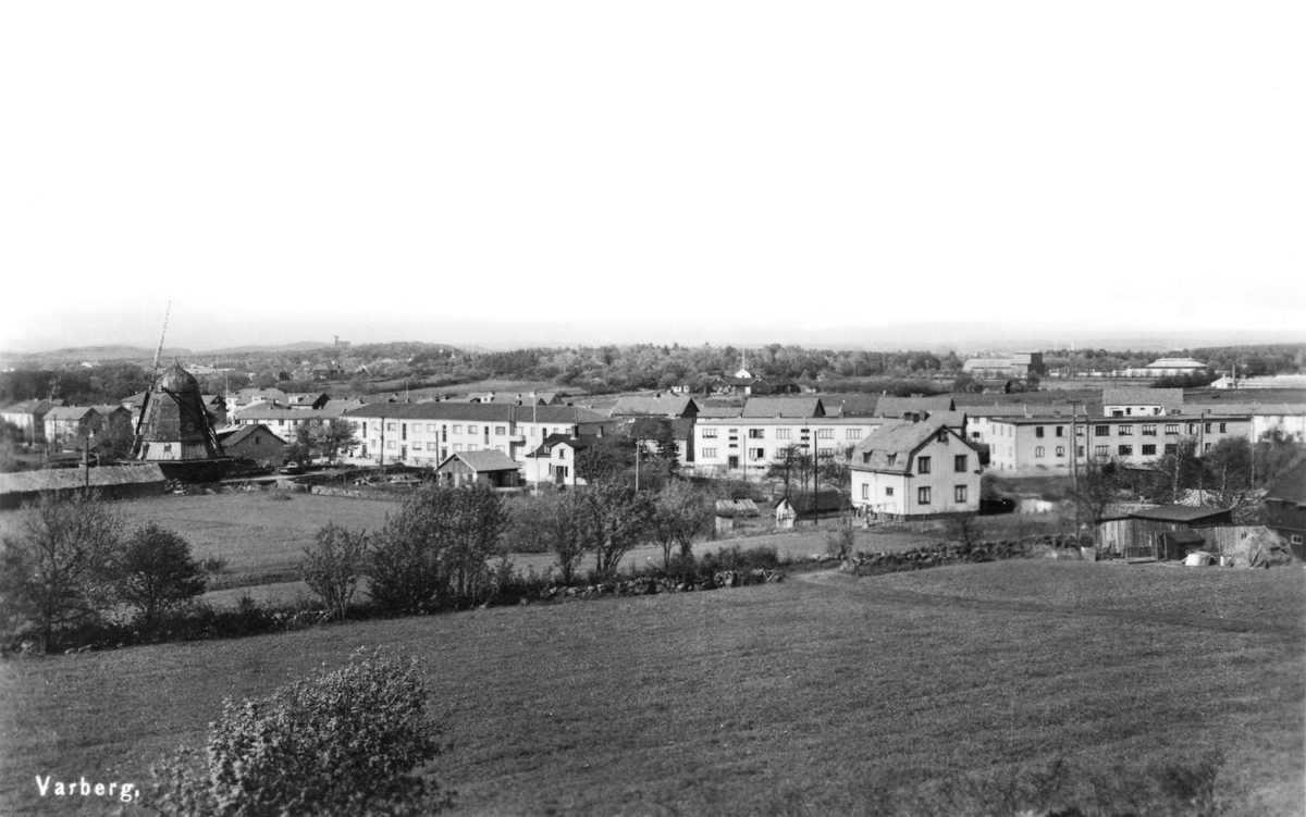 Vykort, "Varberg". Bostadshus vid Södra vägen i Varberg med kvarnen i kv Ryttaren till höger och flerbostadshus i kv Mörten. Kvarnen kallas Börjessonska kvarnen eller Lagerlundskvarnen. I förgrunden åkermark, numera kv Hästbönan, och i bakgrunden till höger ses dansbanan Rotundan i Nöjesparken från 1932.