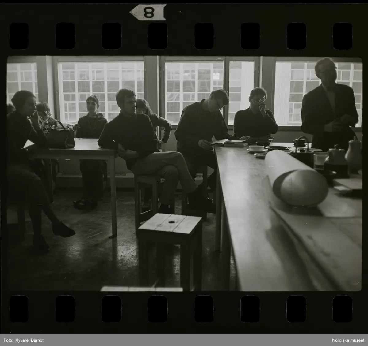 Stig Lindberg undervisar elever i ett klassrum på Konstfackskolan, Valhallavägen 191.
