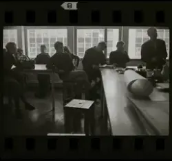 Stig Lindberg undervisar elever i ett klassrum på Konstfacks