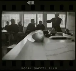 Stig Lindberg undervisar elever i ett klassrum på Konstfacks