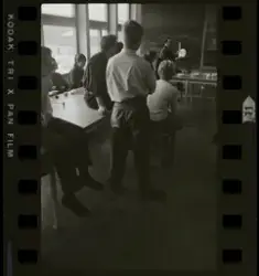 Stig Lindberg undervisar elever i ett klassrum på Konstfacks