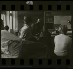 Stig Lindberg undervisar elever i ett klassrum på Konstfacks