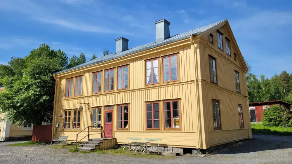 Det gula Hellströmska huset på Murberget friluftsmuseum en solig sommardag