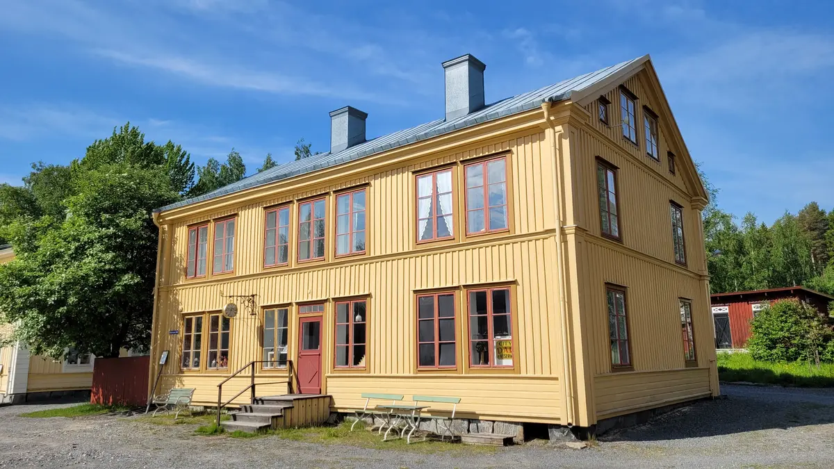 Det gula Hellströmska huset på Murberget friluftsmuseum en solig sommardag