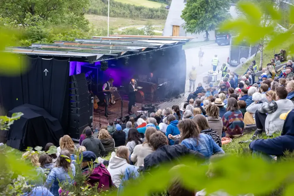 Bilde av konsert med Stein Torleif Bjella på utescena.