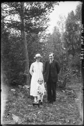 Mor, far og barna (Langslet) har latt seg fotografere.