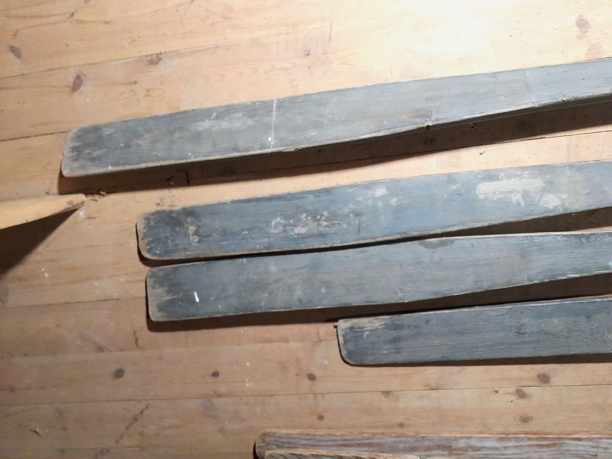 Fire årer. Mørk (blå-grøn-svart) farge. Kvar åre er merkt med frå ein til fire strekar (I,I, III og IIII) oppe mot handtaka. Årene har same type "lunn".  Dei er heilt i tre. Lengda er frå 325 cm (merkt med fire strekar) til 375 cm (merkt med ein strek), og to årer er 365 cm (merkt med ein og tre strekar).