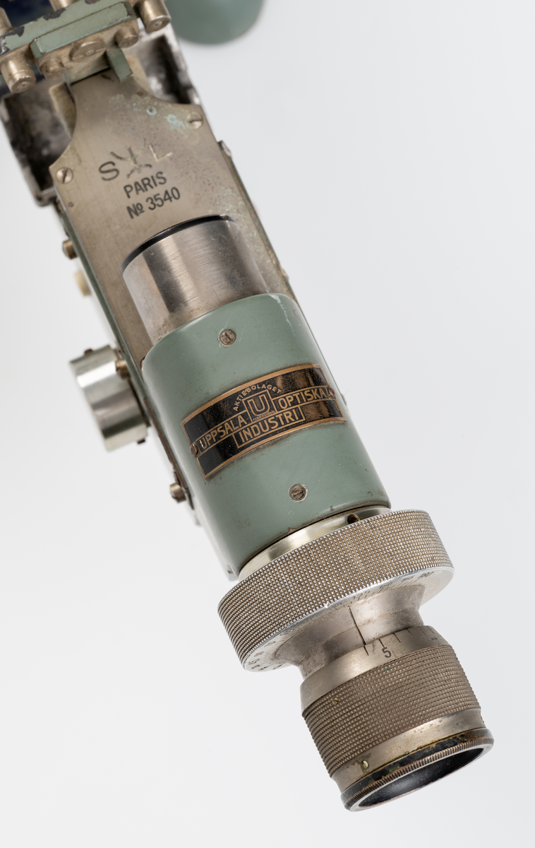 Vertometer, optiskt instrument för analys av linser, tillverkad av gjutjärn, stål, aluminium och glas. Grönlackerad. Dyna för märkfärg saknas.
Såld av Uppsala Optiska Industri AB.