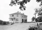Åkerslund i Svinhult. Uppförd som bostads- och affärshus 1934 med den tillhandahållna servicen tydligt angiven på fasaden. Odaterad bild som uppskattas ha tillkommit nära husets färdigställan. Vi skriver omkring 1940.