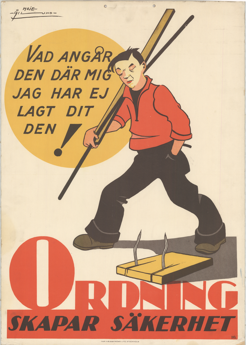 Man som bär på brädor tittar på planka med uppstickande spikar.