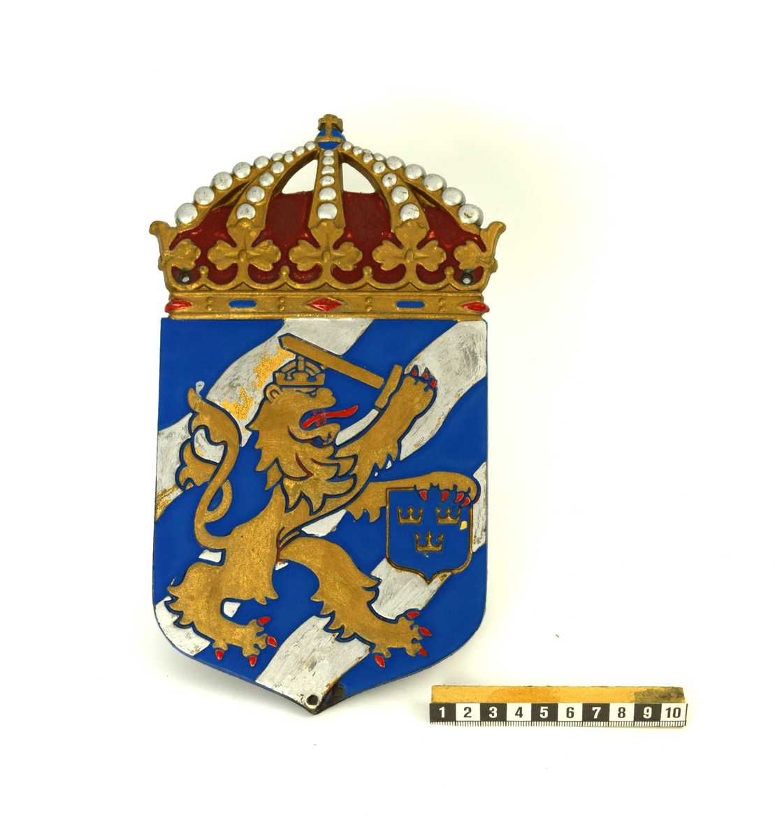Vapenskölden består av en metallplatta. Bilden på skölden föreställer Göteborgs vapenbild bestående av ett krönt lejon med svansen kluven. Lejonet är färgat i guld med röd tunga och klor. I högra framtassen hålls ett upphöjt gyllene svärd och i den vänstra en blå sköld med tre öppna kronor i guldig färg. Kronorna på skölden som hålls av lejonet är placerade i ordningen: två och en. Lejonet vilar mot en bakgrund bestående av tre diagonalt löpande vågor i blå färg tillsammans med tre vågor i silvrig färg som löper om vart annat. Vapnet är krönt med en kungakrona i färgerna guld, silver, rött och blått. På baksidan av metallplatan finns tydliga spår av lim som tyder på att skölden har varit placerad på något som inte längre är närvarande.