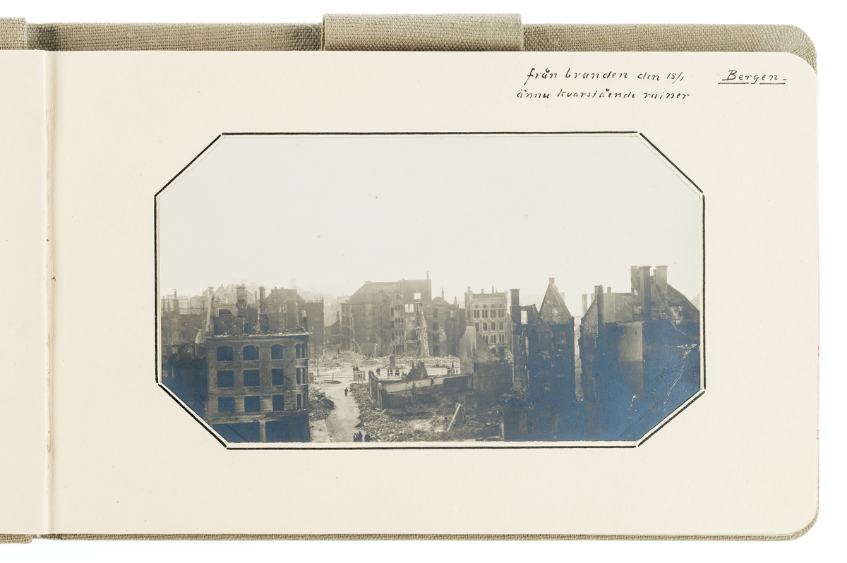 Bilden visar ruiner efter den stora stadsbranden i Bergen den 15 januari 1916.