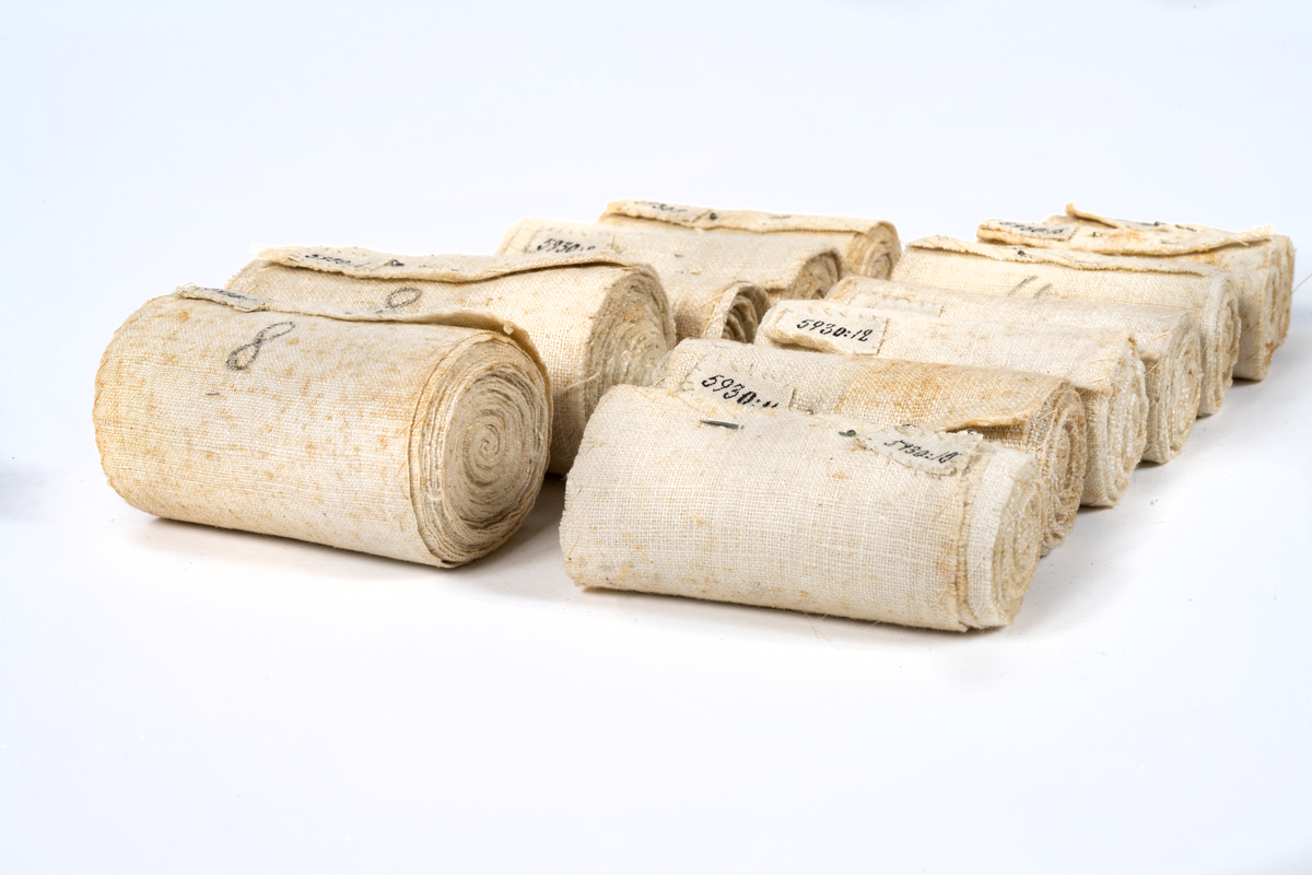 Denna bandagekista är tillverkad lika med flottans
medicinkistor av typ som Ö 5926, och båda följdes åt ombord, samt upptog enligt samtida vittnen en stor del av utrymmet i sjukrummet.
Kistan har plåtklätt lock med droppskydd av läder och den har handtag av järn. Invändigt gråmålad. Utvändigt märkt ?B.K.N:R 1.?
De förbandsmateriel som enligt särskild förteckning
finnes i denna bandagekista synes datera sig från 1854 i samband med den större fartygsutrustning, som gjordes detta år ( Krimkriget ) Kistorna av denna typ äro sannolikt från slutet av 1700-talet.

Kistan förvarvdes å Sjukhusförrådet, Örlogsvarvet, Stockholm 1938.

Förteckning över förbandsmateriel tillhörande denna kista:
1) Yllefilt, vit, handvävd.
2)  Säck av buldanväv innehållande förbandslinne av förslitet
bords- och sänglinne samt underkläder.
3) Linblånor.
4) Oljeduk av grovt linne med ena sidan bestruken med svart oljefärg.
5) Förbandsbindor av linneväv i alnsmått.
6-16)  Dito
17- 18) Strölådekäppar av 2,5 mm tjock bokträ, 6/4 tum långa,
Spjäningsmateriel:
19-21) Bokspån, 7/4 tum långa    för samma ändamål.
22-23) Bråckband av grå väv med grön skinnklädsel.
24-35) Pelotter, klädda med sämskinn för stillande av blodflöde.
36- 47) Tournikettskivor av läder, fyrkantiga.
48-58) Tersar av brunbetsat trä, längd 123 mm
59) Tournikettband, 750 mm x 40 mm, hemvävt, med stålspänne.
60) Lavemanspruta av tenn, större, med munstycke av ljust trä.
61) Fnöske i paket.
62) Tvättsvampar, 3 st.
63) Knappnålar i paket.
64-65 Operationstråd av linne, härvat i garndockor.
66) Synålar, raka, i paket.