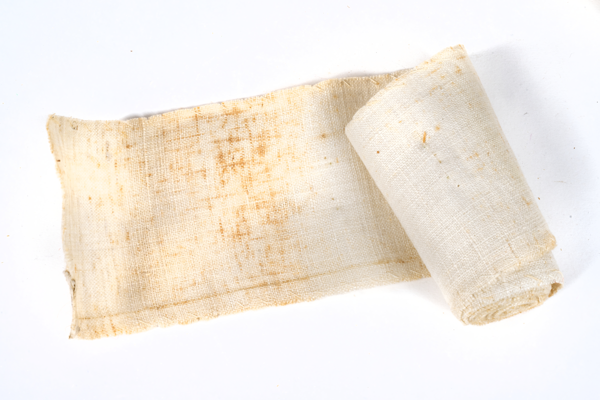 Denna bandagekista är tillverkad lika med flottans
medicinkistor av typ som Ö 5926, och båda följdes åt ombord, samt upptog enligt samtida vittnen en stor del av utrymmet i sjukrummet.
Kistan har plåtklätt lock med droppskydd av läder och den har handtag av järn. Invändigt gråmålad. Utvändigt märkt ?B.K.N:R 1.?
De förbandsmateriel som enligt särskild förteckning
finnes i denna bandagekista synes datera sig från 1854 i samband med den större fartygsutrustning, som gjordes detta år ( Krimkriget ) Kistorna av denna typ äro sannolikt från slutet av 1700-talet.

Kistan förvarvdes å Sjukhusförrådet, Örlogsvarvet, Stockholm 1938.

Förteckning över förbandsmateriel tillhörande denna kista:
1) Yllefilt, vit, handvävd.
2)  Säck av buldanväv innehållande förbandslinne av förslitet
bords- och sänglinne samt underkläder.
3) Linblånor.
4) Oljeduk av grovt linne med ena sidan bestruken med svart oljefärg.
5) Förbandsbindor av linneväv i alnsmått.
6-16)  Dito
17- 18) Strölådekäppar av 2,5 mm tjock bokträ, 6/4 tum långa,
Spjäningsmateriel:
19-21) Bokspån, 7/4 tum långa    för samma ändamål.
22-23) Bråckband av grå väv med grön skinnklädsel.
24-35) Pelotter, klädda med sämskinn för stillande av blodflöde.
36- 47) Tournikettskivor av läder, fyrkantiga.
48-58) Tersar av brunbetsat trä, längd 123 mm
59) Tournikettband, 750 mm x 40 mm, hemvävt, med stålspänne.
60) Lavemanspruta av tenn, större, med munstycke av ljust trä.
61) Fnöske i paket.
62) Tvättsvampar, 3 st.
63) Knappnålar i paket.
64-65 Operationstråd av linne, härvat i garndockor.
66) Synålar, raka, i paket.