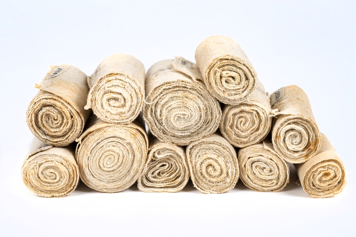Denna bandagekista är tillverkad lika med flottans
medicinkistor av typ som Ö 5926, och båda följdes åt ombord, samt upptog enligt samtida vittnen en stor del av utrymmet i sjukrummet.
Kistan har plåtklätt lock med droppskydd av läder och den har handtag av järn. Invändigt gråmålad. Utvändigt märkt ?B.K.N:R 1.?
De förbandsmateriel som enligt särskild förteckning
finnes i denna bandagekista synes datera sig från 1854 i samband med den större fartygsutrustning, som gjordes detta år ( Krimkriget ) Kistorna av denna typ äro sannolikt från slutet av 1700-talet.

Kistan förvarvdes å Sjukhusförrådet, Örlogsvarvet, Stockholm 1938.

Förteckning över förbandsmateriel tillhörande denna kista:
1) Yllefilt, vit, handvävd.
2)  Säck av buldanväv innehållande förbandslinne av förslitet
bords- och sänglinne samt underkläder.
3) Linblånor.
4) Oljeduk av grovt linne med ena sidan bestruken med svart oljefärg.
5) Förbandsbindor av linneväv i alnsmått.
6-16)  Dito
17- 18) Strölådekäppar av 2,5 mm tjock bokträ, 6/4 tum långa,
Spjäningsmateriel:
19-21) Bokspån, 7/4 tum långa    för samma ändamål.
22-23) Bråckband av grå väv med grön skinnklädsel.
24-35) Pelotter, klädda med sämskinn för stillande av blodflöde.
36- 47) Tournikettskivor av läder, fyrkantiga.
48-58) Tersar av brunbetsat trä, längd 123 mm
59) Tournikettband, 750 mm x 40 mm, hemvävt, med stålspänne.
60) Lavemanspruta av tenn, större, med munstycke av ljust trä.
61) Fnöske i paket.
62) Tvättsvampar, 3 st.
63) Knappnålar i paket.
64-65 Operationstråd av linne, härvat i garndockor.
66) Synålar, raka, i paket.