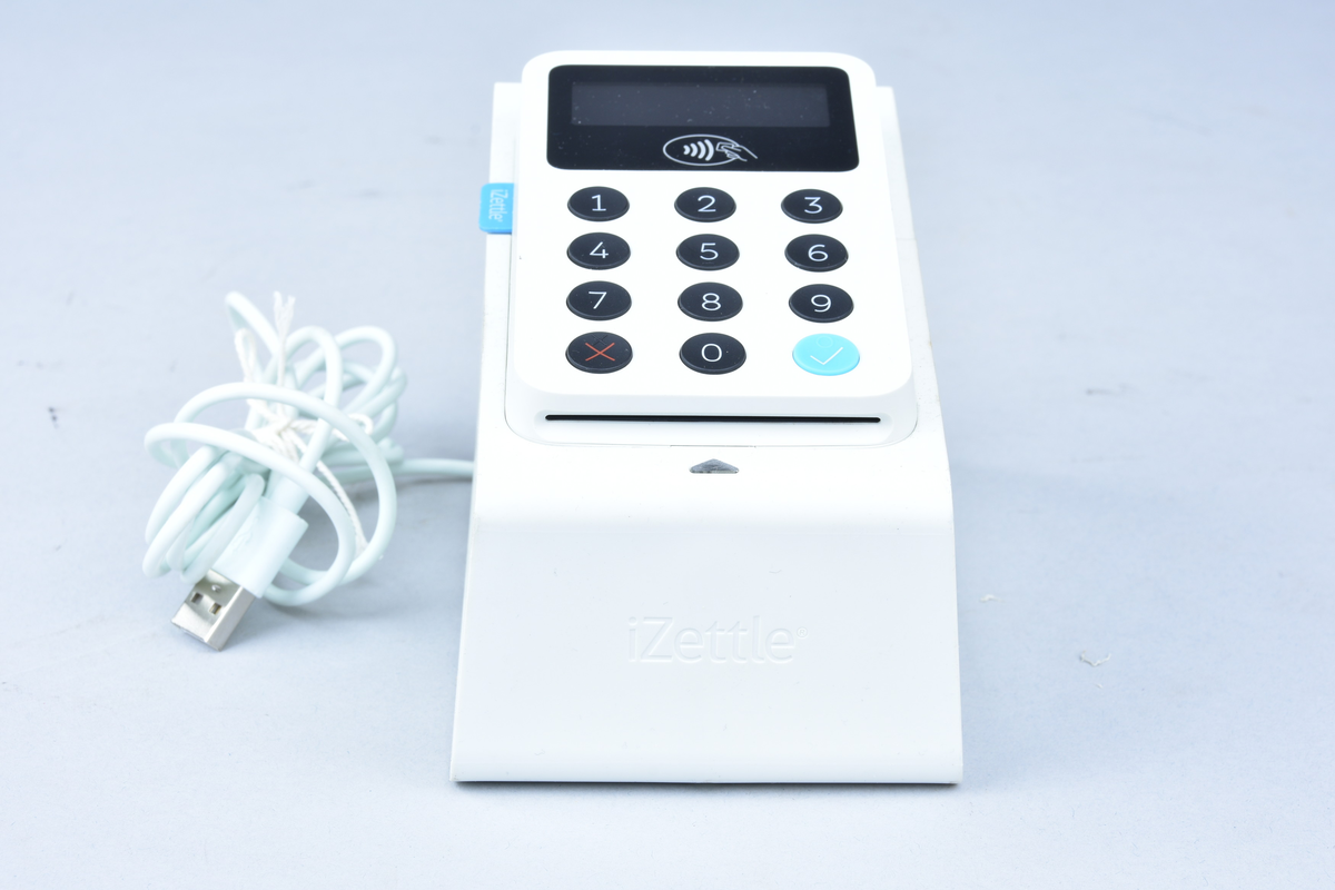Kortläsare för kort med trådlös avläsning, med knappsats. Inbyggda avläsare för chip och magnetremsa. Med anslutning av typ micro USB B. Avsedd att användas tillsammans mobiltelefon eller dator. Ställ med USB A-anslutning.