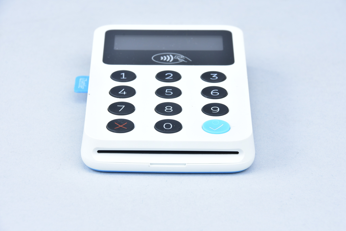 Kortläsare för kort med trådlös avläsning, med knappsats. Inbyggda avläsare för chip och magnetremsa. Med anslutning av typ micro USB B. Avsedd att användas tillsammans mobiltelefon eller dator. Ställ med USB A-anslutning.