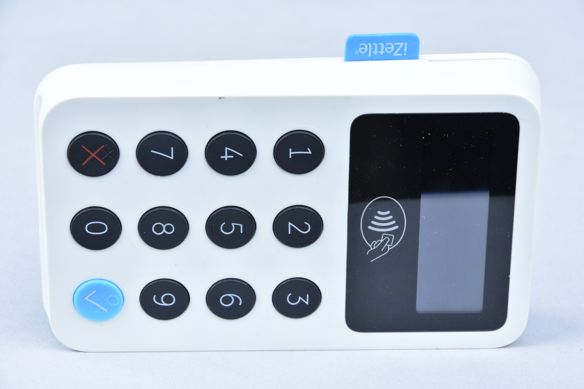 Kortläsare för kort med trådlös avläsning, med knappsats. Inbyggda avläsare för chip och magnetremsa. Med anslutning av typ micro USB B. Avsedd att användas tillsammans mobiltelefon eller dator. Ställ med USB A-anslutning.
