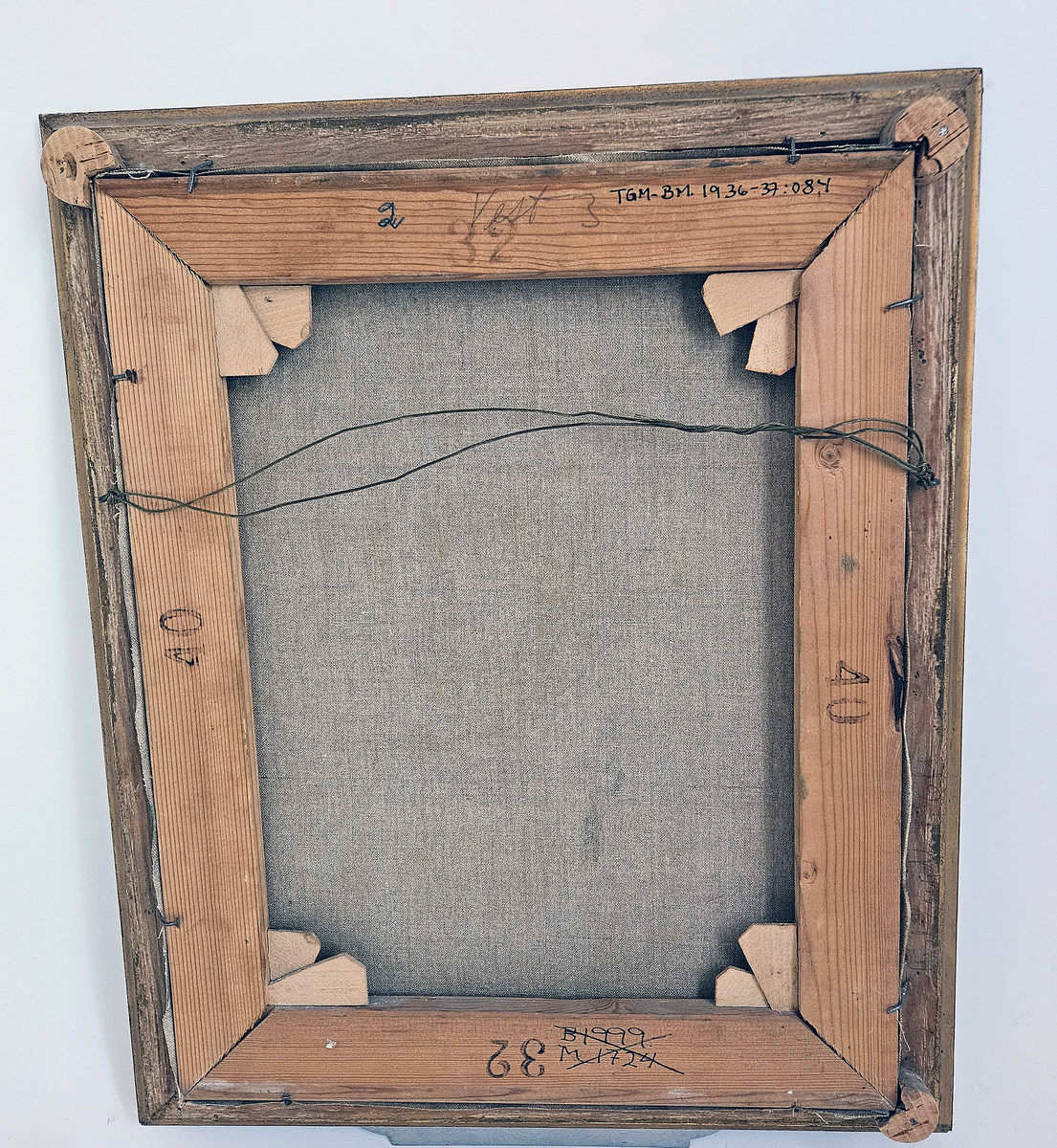 Fra protokollen: Fru Bendicta Aall Kammerherre Løvenskiolds f. 1756 d. 1813 (sign. paa namneplate). Oljemaala kopi av pastel paa Fossum, portræt i avlangrundt felt av kvende med kvit kappe paa hovudet, en face til h. (R. Berge)