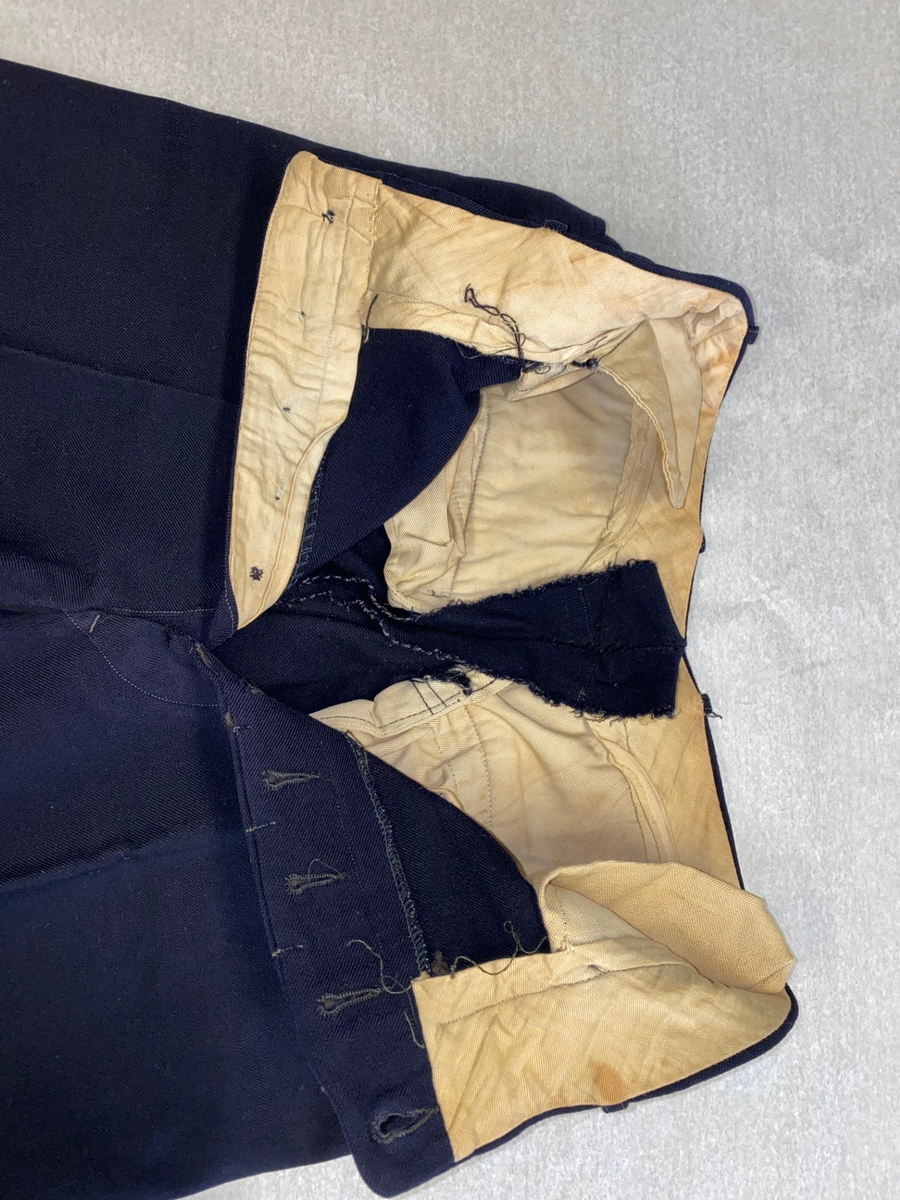 1 stk. marineblå bukse som del av uniform til Sjøforsvarets Skytteravdeling for Handelsflåten under 2. verdenskrig.
