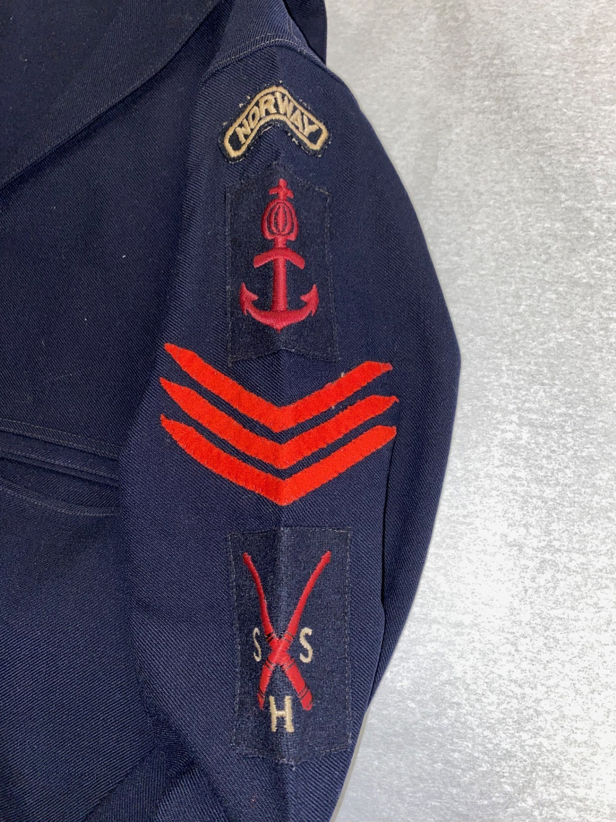 1 stk. jumper påsydd merkene "Norway", "Sjøforsvarets merke", "tre røde vinkler i filt for ansinnitet", "SSH" (sjøforsvarets skytteravdeling for handelsflåten), som del av uniform til Sjøforsvarets Skytteravdeling for Handelsflåten under 2. verdenskrig.