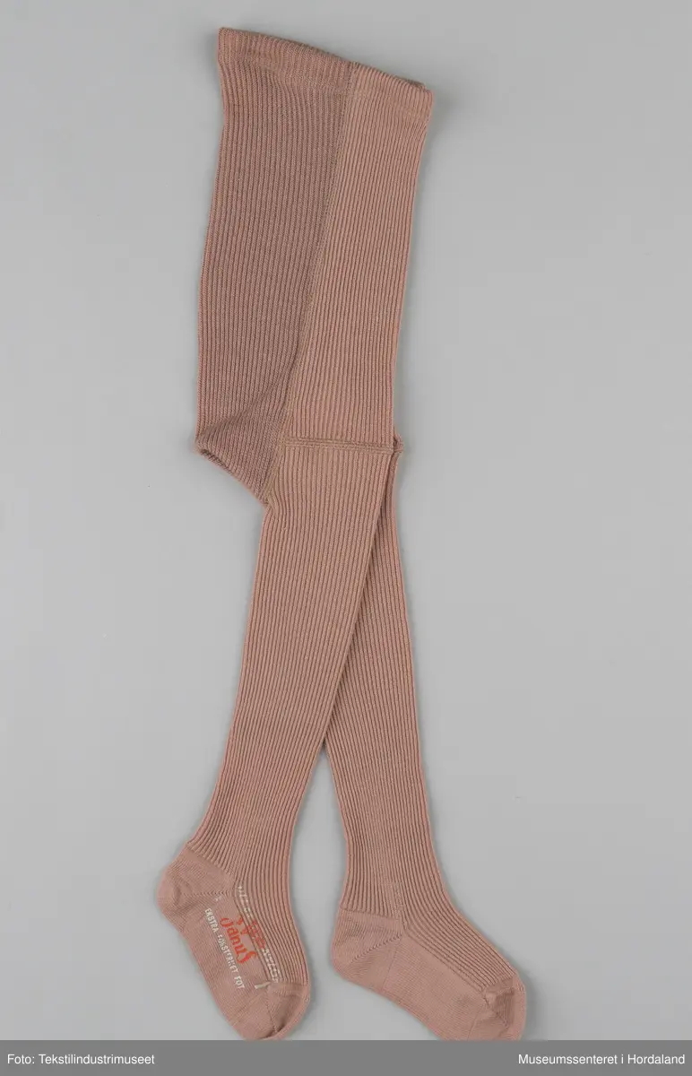 Gammalrosa barnestrømpebukse i ull og nylon, i merket Janus.