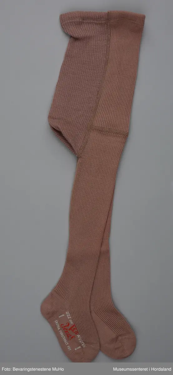 Gammalrosa barnestrømpebukse i ull og nylon, i merket Janus.