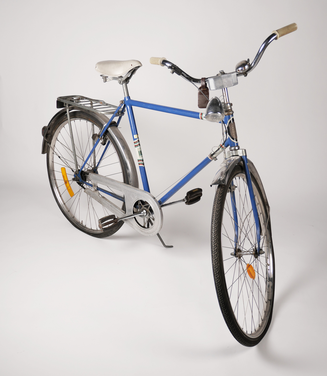 Cykel tillverkad av Fram King i Helsingborg, inköpt på Fritz Johanssons maskinaffär i Alingsås. Cykeln bär märken från båda verksamheterna,